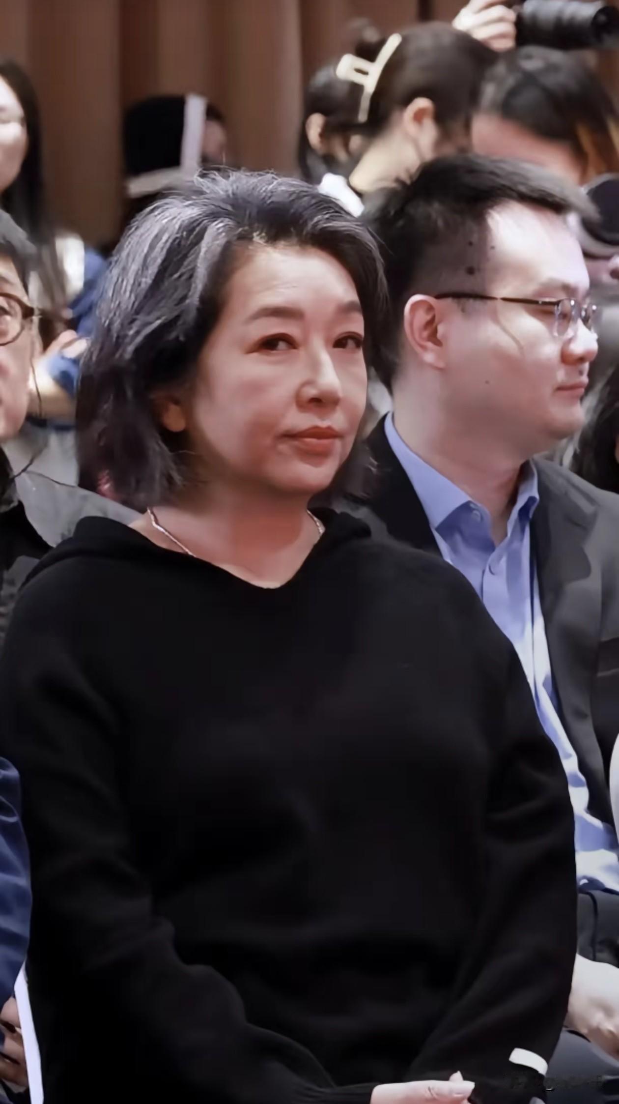 57岁江珊满头白发，穿着普通，脸上皱纹清清楚楚，真的让人有种“接地气”的感觉。