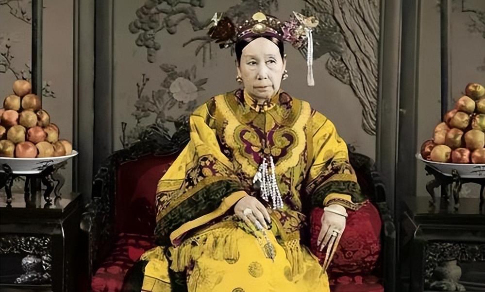 1880年，慈禧的屁股上长了痔疮，烦躁的很，太医们束手无策，毕竟谁敢摸太后的屁股