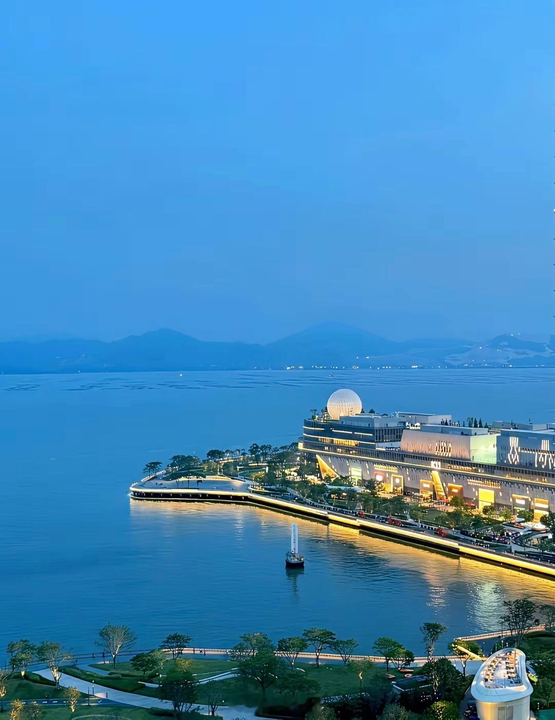 蛇口招商玺家园晚上的夜景确实美。这边127平小户型每个月的租金2.5-3万。底下