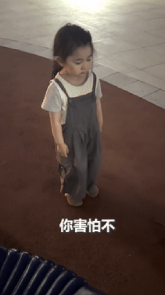 “这女孩火到人民日报了！”吉林长春，个小女孩在小区楼下玩滑板车，刚离开一会，滑板