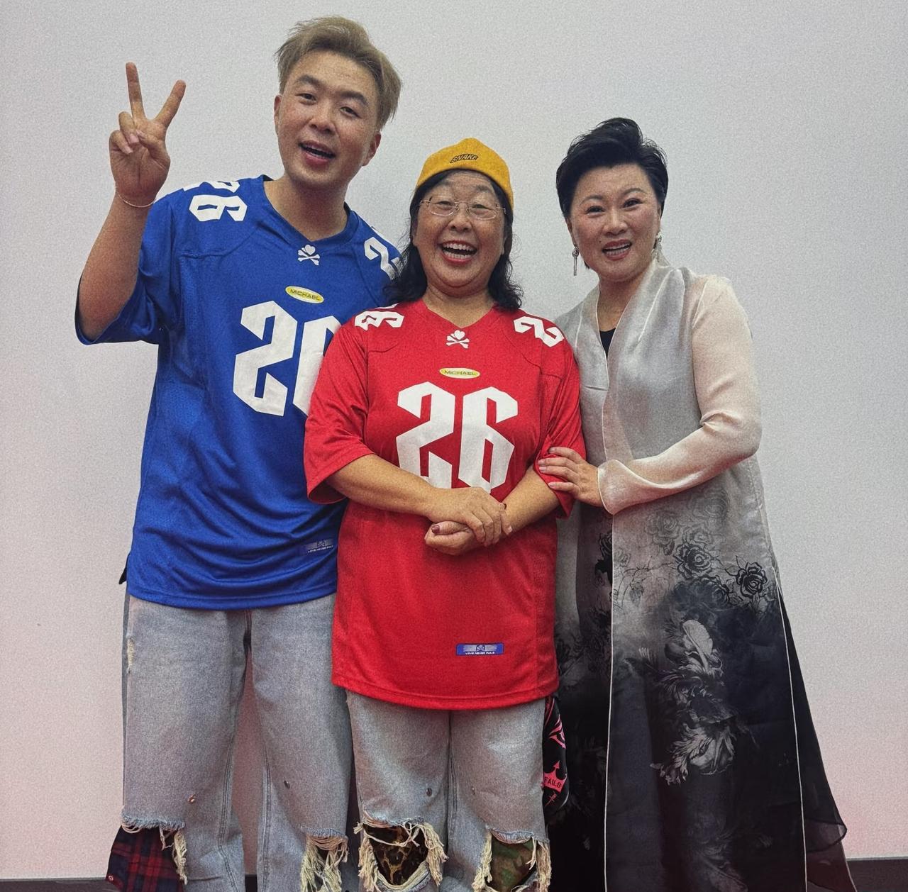 杜海涛晒出东北明星足球联赛，他和赵本山儿子手牵手，这关系也太好了！他还带着妈妈一