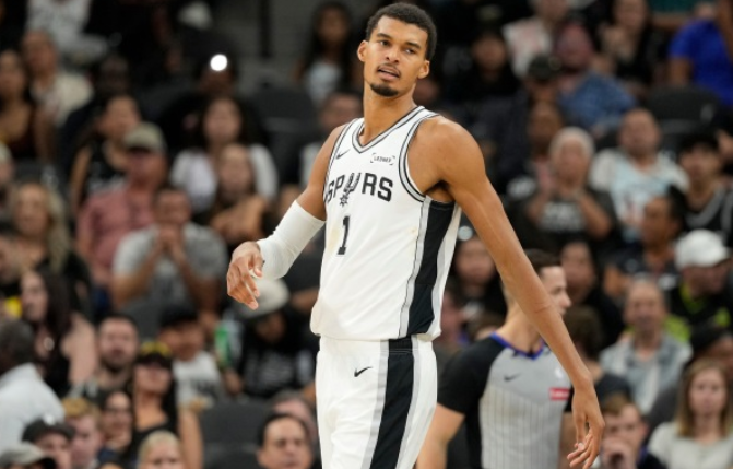 9封盖却-12正负值！文班亚马加时毕业引爆全网：离场=赢球密码？波波维奇笑藏大招