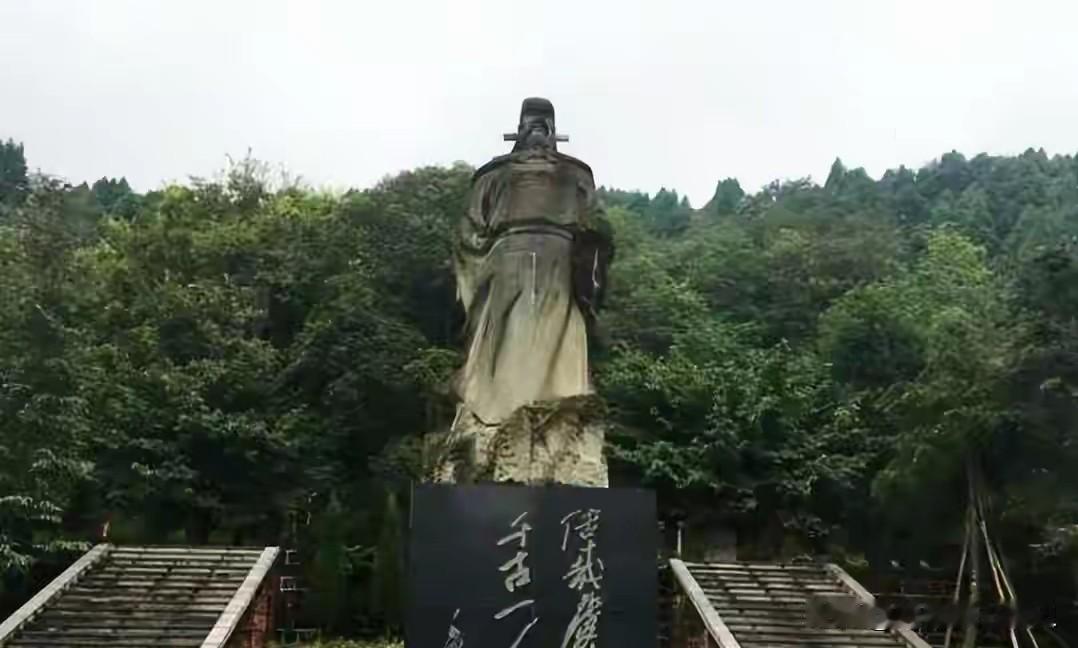 他打完胜仗，朝廷连夜派人来收兵权。一万八千对四十万，虞允文赢了。可捷报传回
