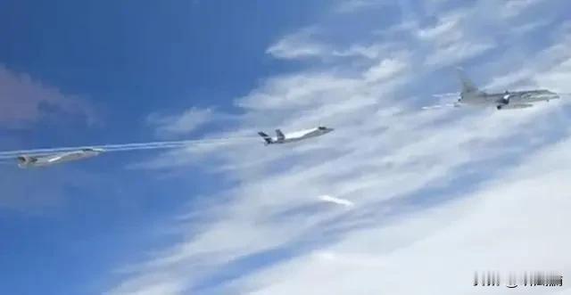 最近网上影像里，轰-6N挂着被说能带核弹的惊雷-1空射弹道导弹，这事不是把火箭往