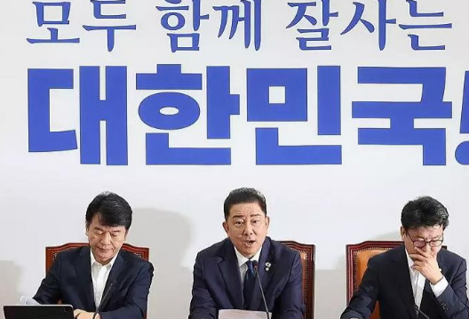 韩国共同民主党29日敦促特检组对拒不应召金建希案调查的前总统尹锡悦实施强制拘传，