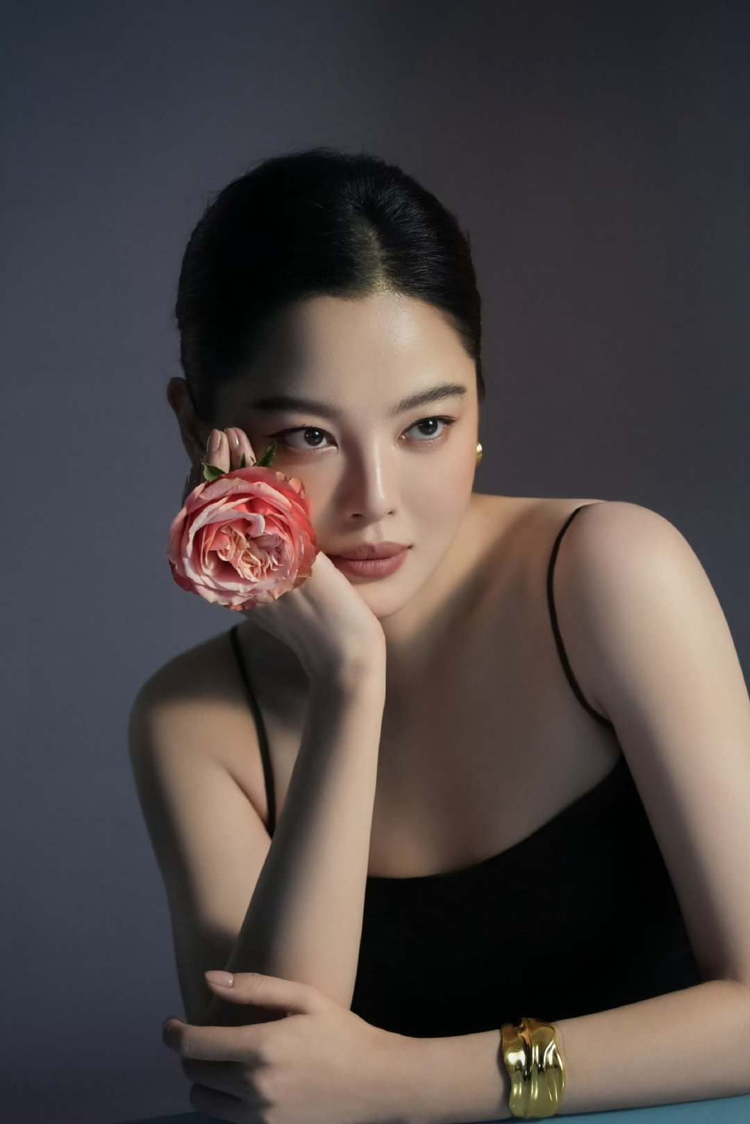 辛芷蕾美的好高级每次看到辛芷蕾的造型都会被惊艳，自带复古又冷艳的韵味。自信大方