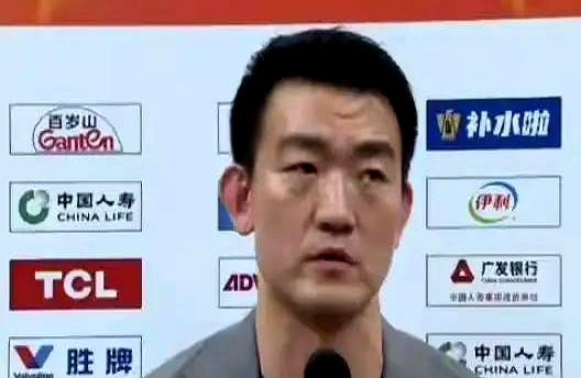 通道里那一脚，声响比绝杀还刺耳。布朗不服气踢安全门，结果大拇趾肿得走路打摆子。