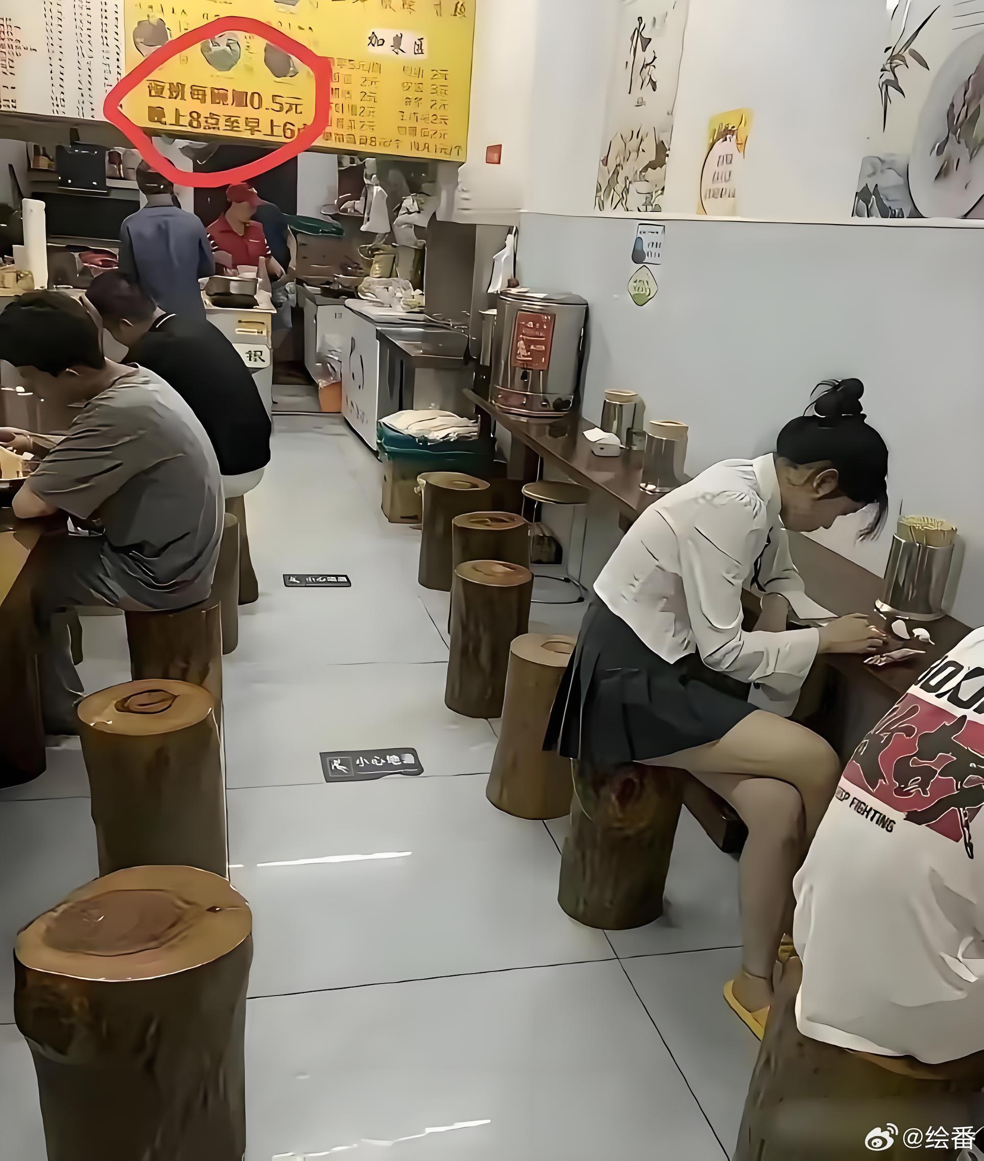 工作了一天下了夜班吃碗粉还要多付钱，生意做到这个份上是不是太过分了？​​​
