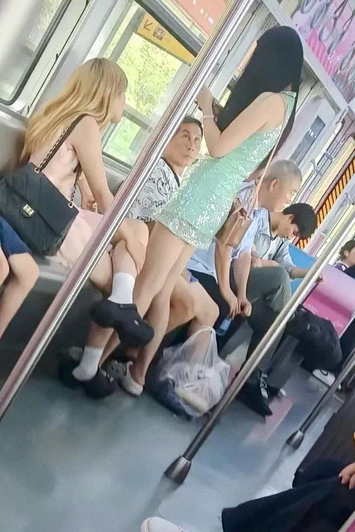 她穿的这件裙子好漂亮，我好想拥有一件。
