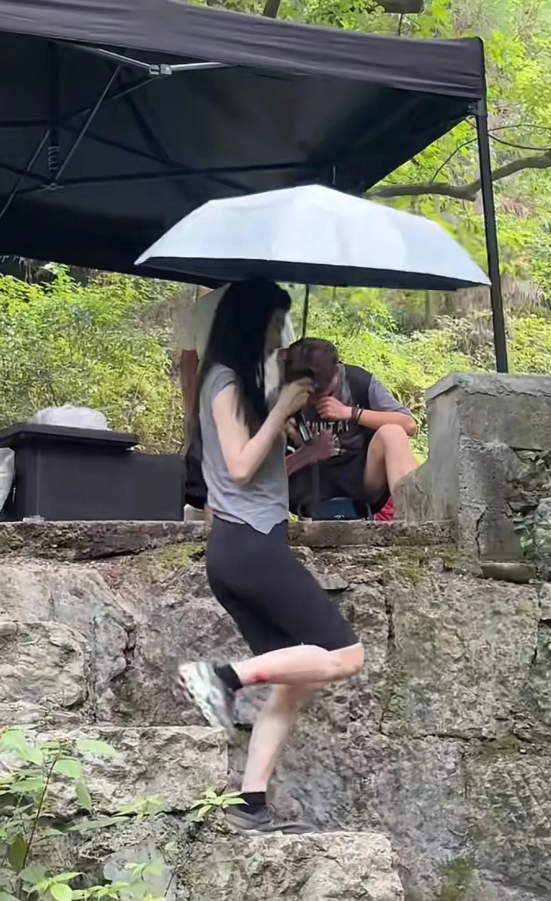 突发！景甜在不二门国家森林公园拍戏，一名群演掉下坡。看网友录制视频，当时景甜往