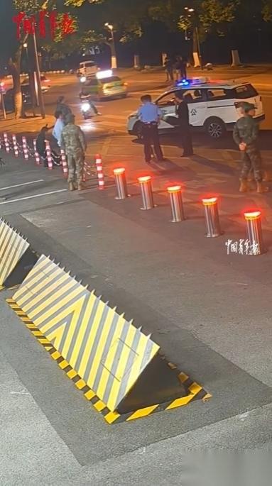 太嚣张了！四川，一男子深夜被追打的走投无路，冲进部队营门向哨兵求救。小伙子跑过