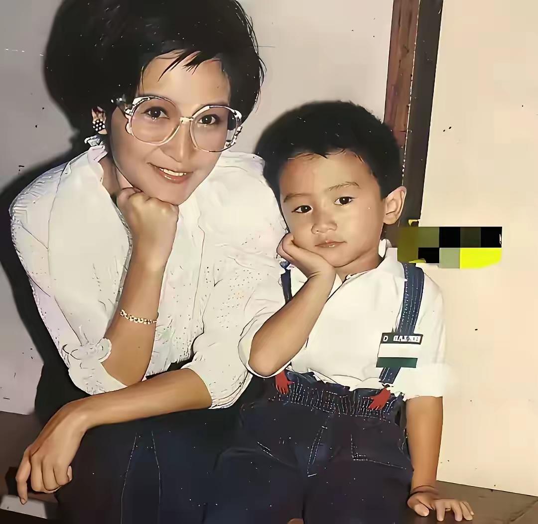 难以想象！上世纪八十年代，我们还穿着打补丁的衣服，谢霆锋却早已过上了优渥的生活。