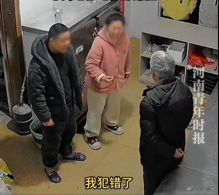 江苏，一饼店里公公开始辱骂儿媳妇，吸引来不少吃瓜群众，听到父亲在大骂自己的老婆，