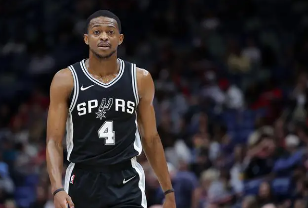 福克斯被喷最大的问题就是他表现不及预期还顶薪大家回想刚刚交易来福克斯时的想法