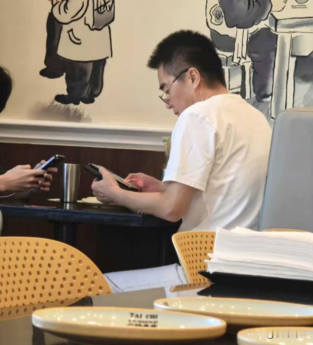 许亚军这份声明发得真不是时候。何晴头七刚过，他就急着追究网暴责任。声明里一字未