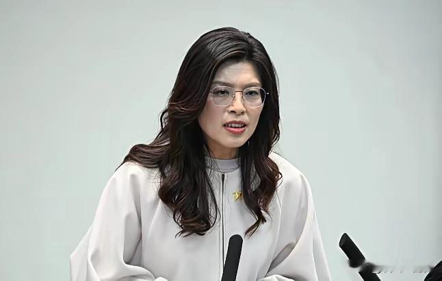 真相大白了，不装了，彻底"摊牌"了，张亚中首次承认，针对郑丽文的提案就是自己主导