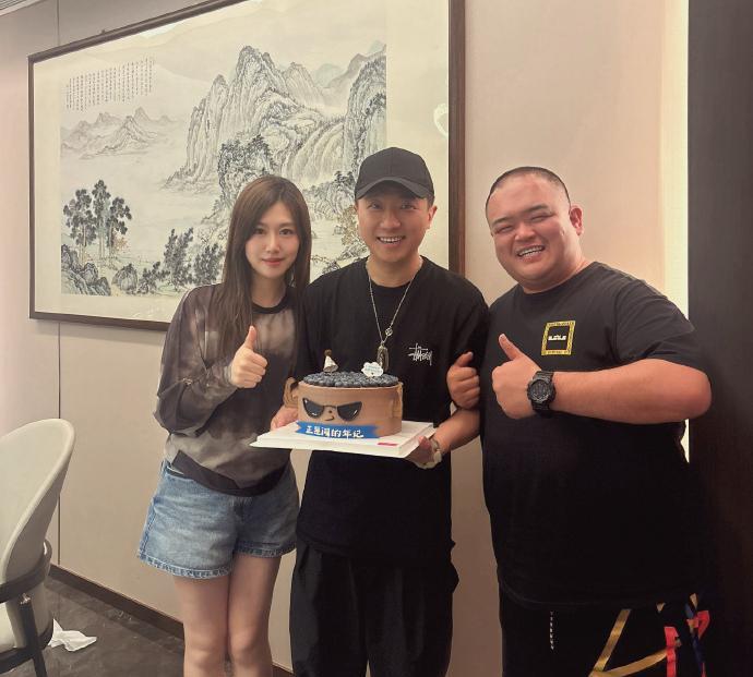 德云社相声演员张鹤擎最近成了宠妻狂魔，没少晒二人的合影照。上周海上专场，张鹤擎带