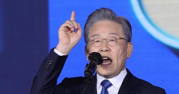 就在李在明还在为“不参加阅兵”找借口时，我们中方，突然干了一件让他后背发凉的事。