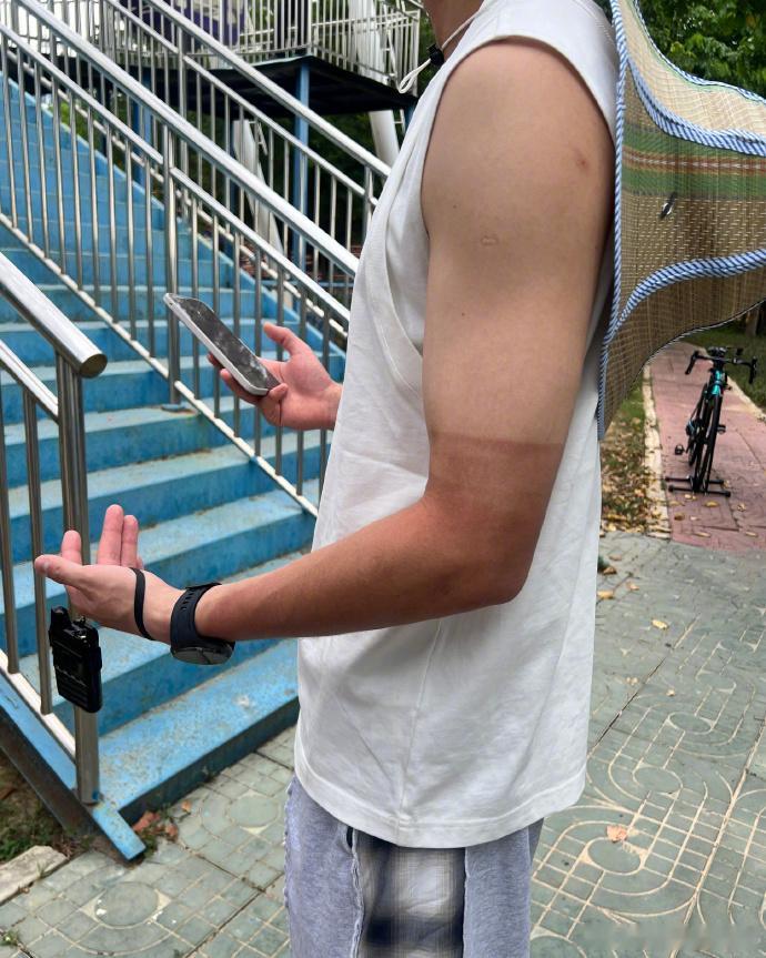 吴磊晒黑后的身材好火辣吴磊晒黑后像戴了巧克力袖套吴磊晒黑后的身材好火辣阳光淬炼
