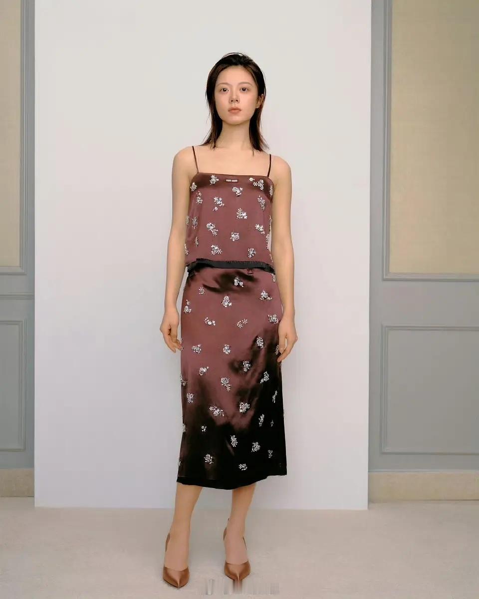 赵今麦团队和品牌方都不审稿的感觉。。。这拍的啥呀，MiuMiu不是年轻小女孩儿穿