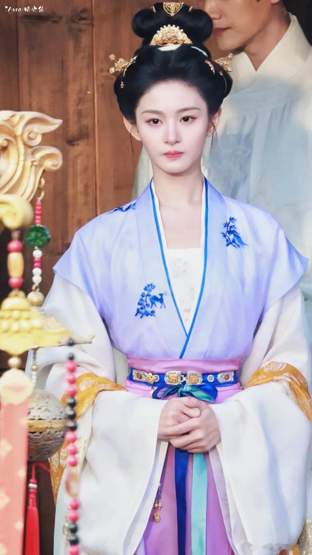 最近刷到赵晴的路透，忍不住想夸一句。妹妹在剧组认认真真拍戏，感觉整个人都挺拔舒展