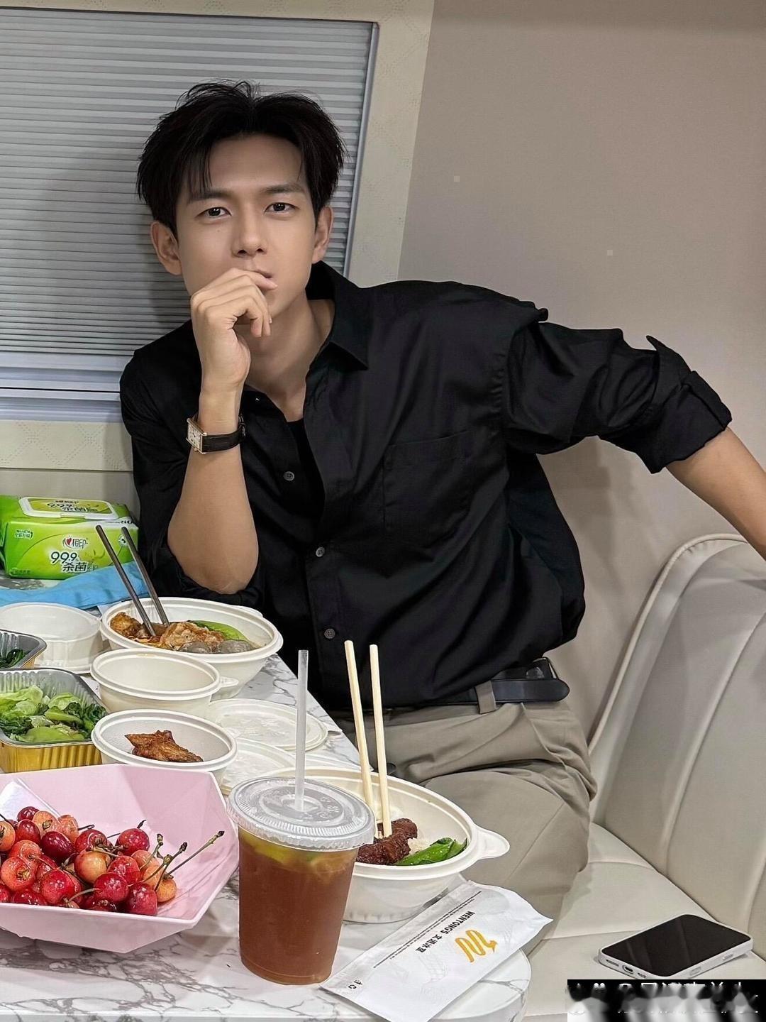 明星餐都这么素吗，李现这张好帅啊​​​