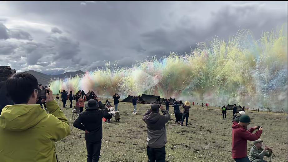 总感觉这事蹊跷，现场这么多人在围观，在拍摄，说明不是偷摸的放，这么大阵仗，这么大