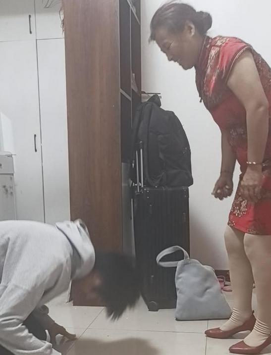 6月7日，湖北襄阳九中考点外，一个18岁的男孩走出考场，没有像其他同学那样欢呼、