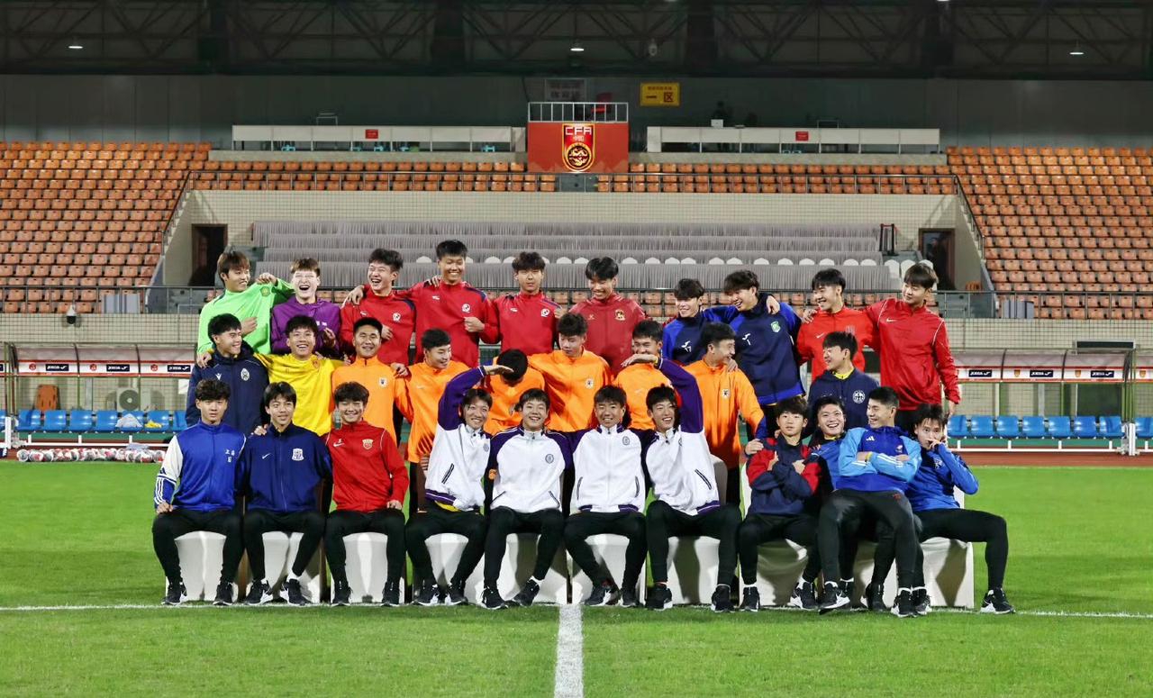 U16国少赛后合照一事，闹的沸沸扬扬，知名足球媒体人潘伟力表示：“足协特意这么做