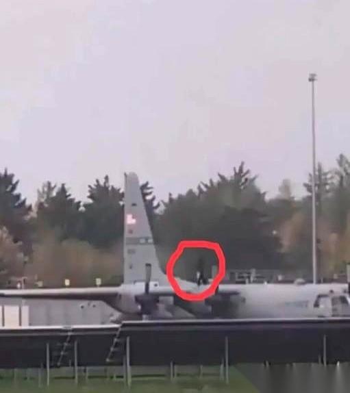 一把斧头，一架价值7500万美元的美军飞机，就这么大剌剌停在号称“反恐级别”的爱