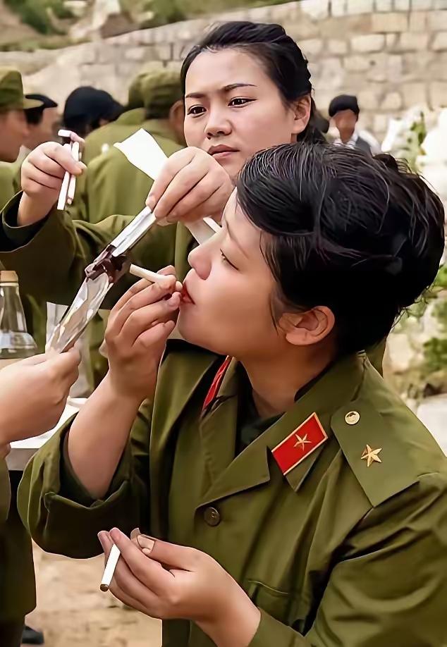 照片中点烟的女兵名叫于捷，1976年入伍。1985年，她是原兰州军区47军139