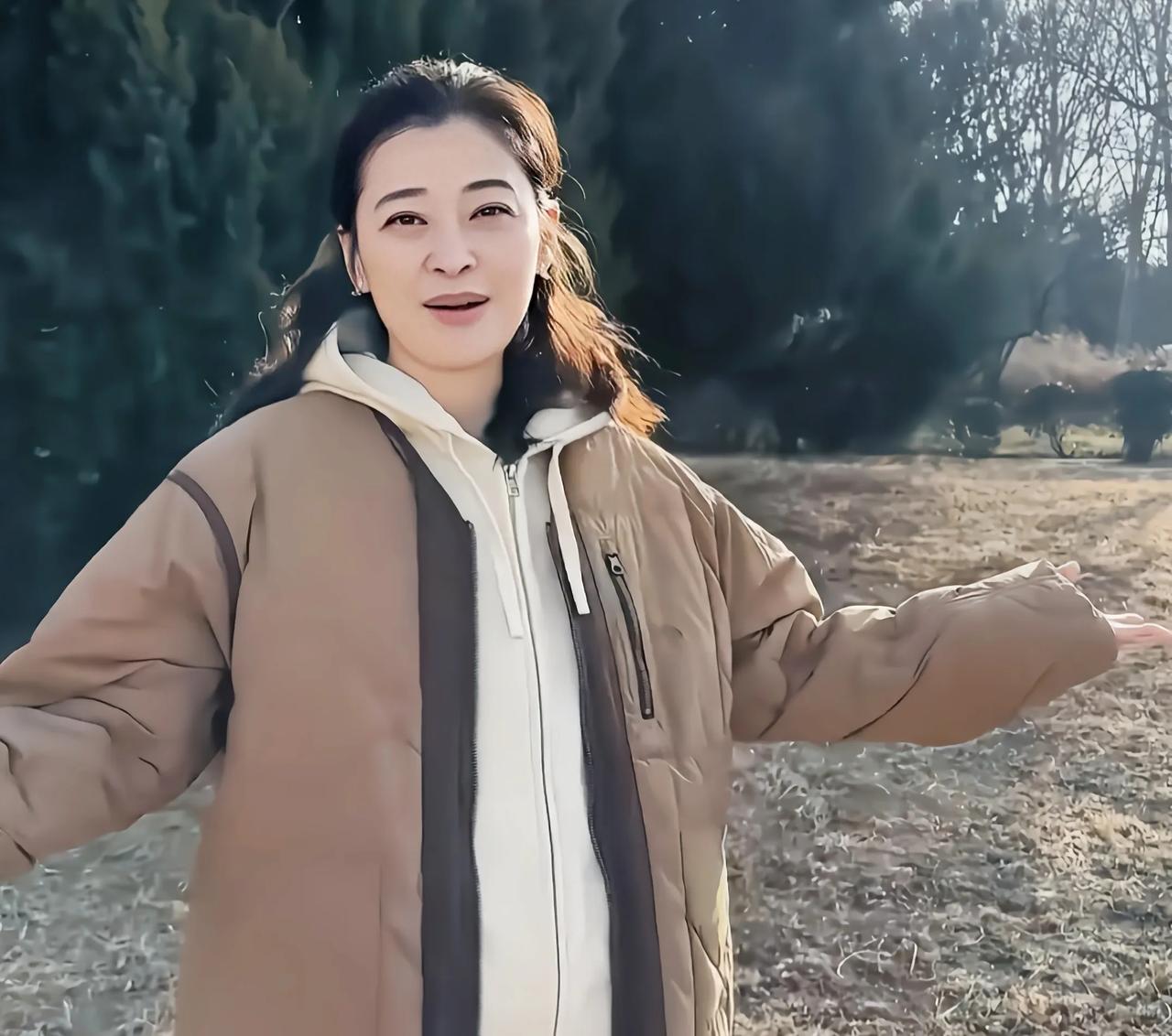 一家四口自驾河北游玩饭店吃铁锅炖，梅婷活成所有女人羡慕的样子最近看到梅婷一家