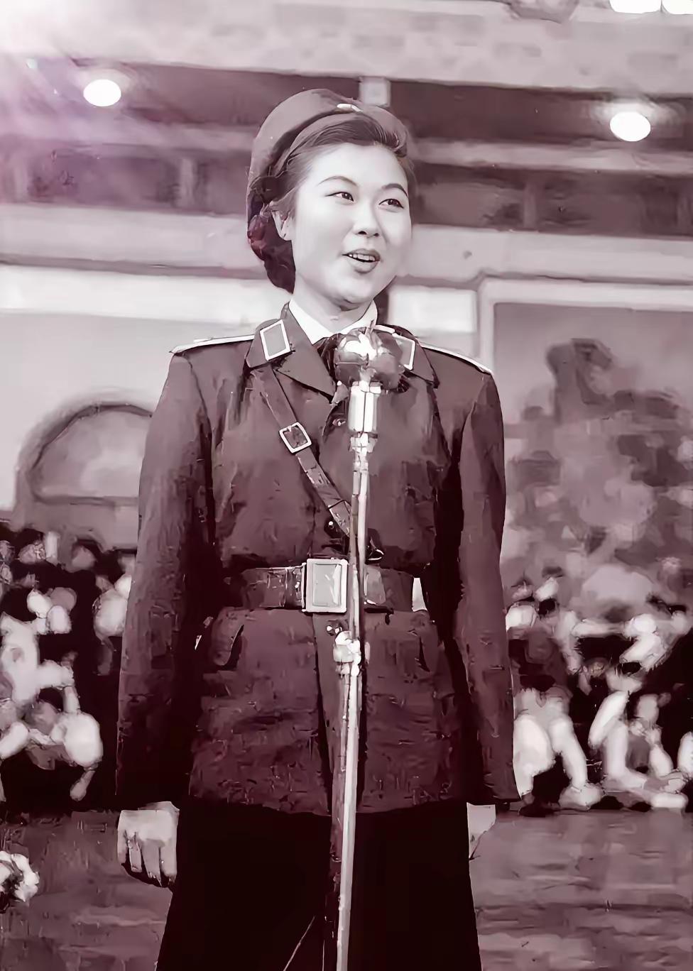 1959年，地点北京，照片中女报幕员周如燕身穿55式女军服正在报幕，这是《将军大