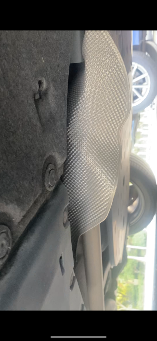 这个是啥掉下来了刚开车砰的一声到了地方停下来一看车身中间底盘有什么掉下来了