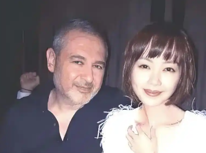 鲁豫和朱雷13岁相识，18岁相恋，30岁离婚，40岁再嫁，兜兜转转半辈子，又回到了彼此身边。所有人都