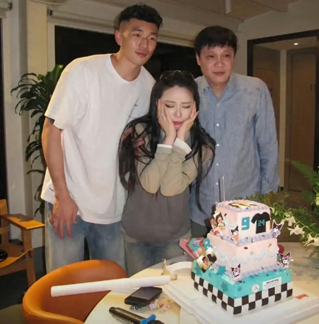 范志毅为28岁的大女儿精心庆祝生日，父亲与未婚夫一同陪伴在侧，温馨满溢。范斯晶在