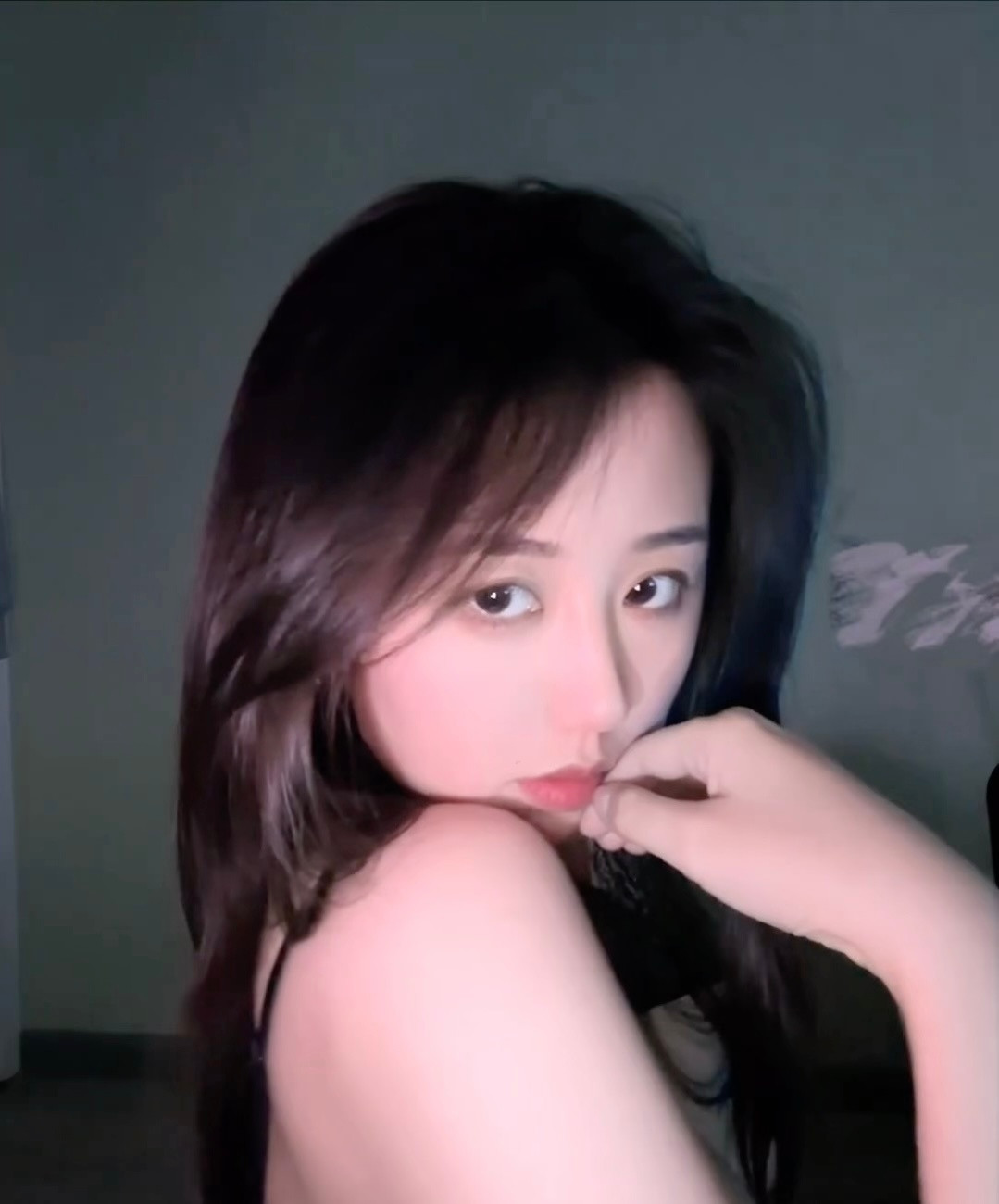 你眼中有星海浩渺，山河千里，而我眼中有你