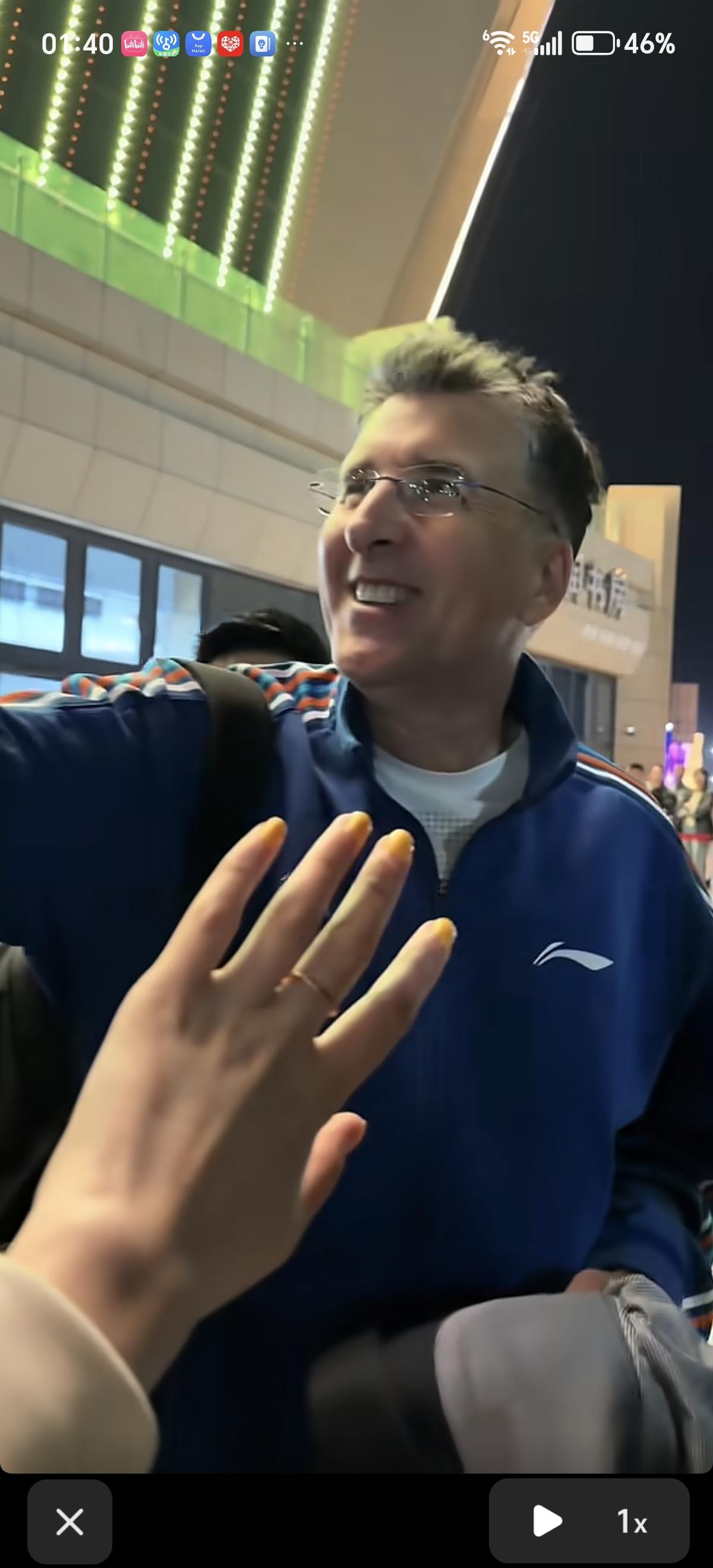 真是人不要脸，天下无敌！昨天晚上新疆男篮主场惨败山西男篮返回时，小队员冯傲，殷召