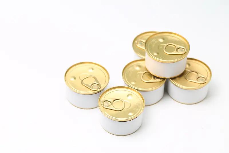 罐头咋就成垃圾食品了呢？其实跟它的加工方式和成分有关。为了保鲜和提升口感，罐头在