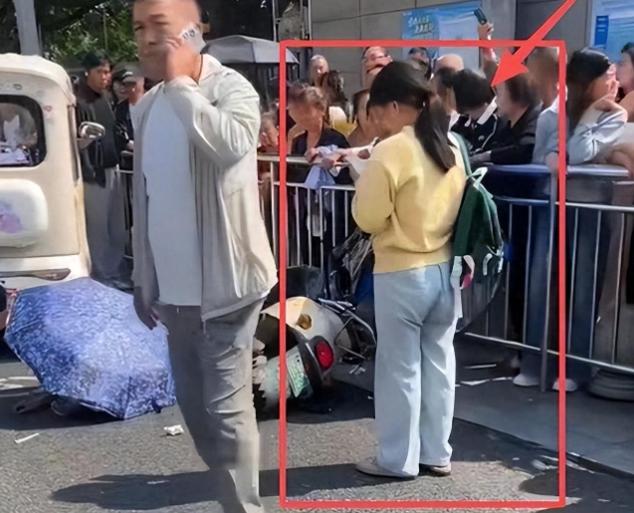 校门边的失控：一把U形锁，当着一帮孩子的面，毁了两个家庭。10月12日下午1