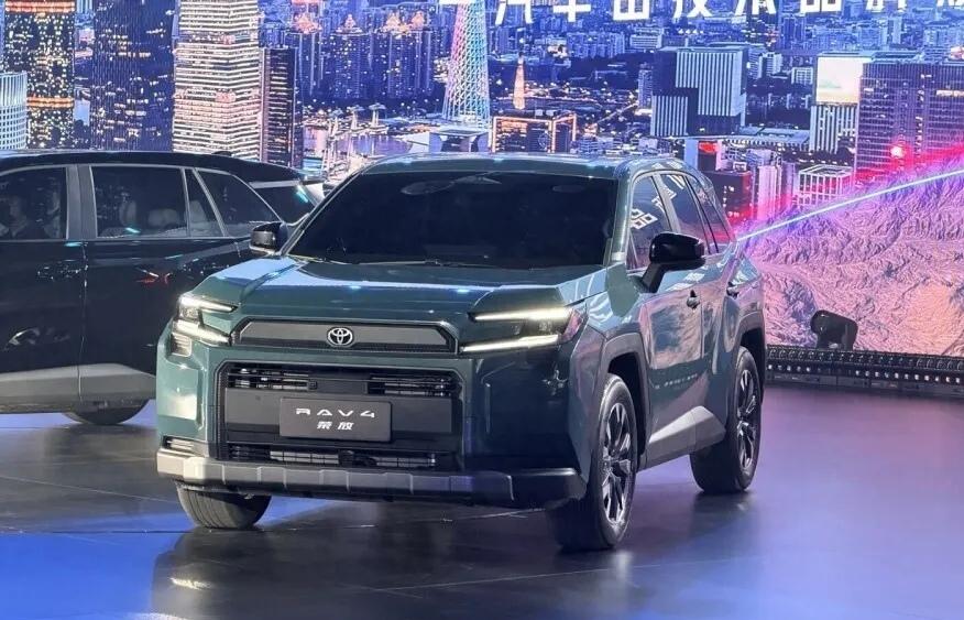 全球第六代RAV4荣放彻底转向硬派越野风格，前脸采用分层式进气格栅和C型LED大