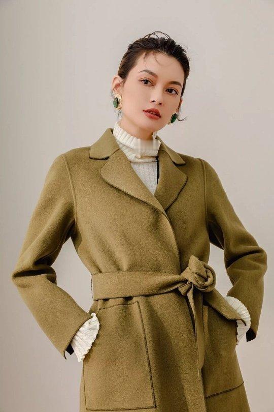 低丸子头盘发堪称冬季搭配大衣的氛围感神级发型，既兼具风格百搭的实用性与颜值质感，