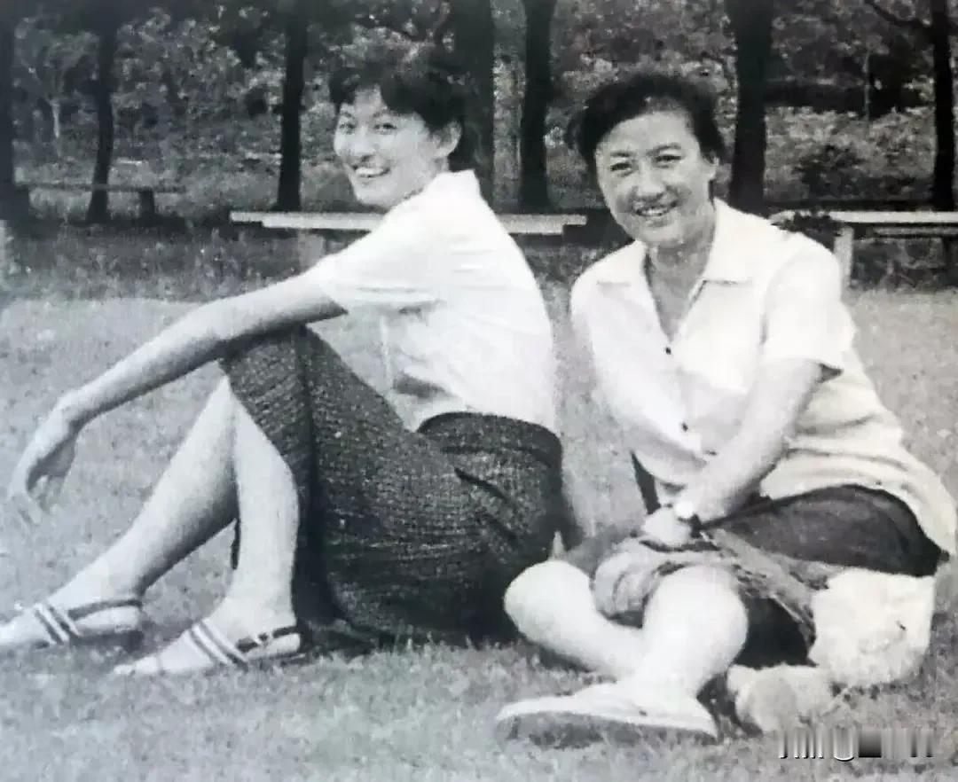 黄宗英和女儿赵桔图二如果我说是黄宗英和黄宗洛小时候，你信不？这对母女也太像了