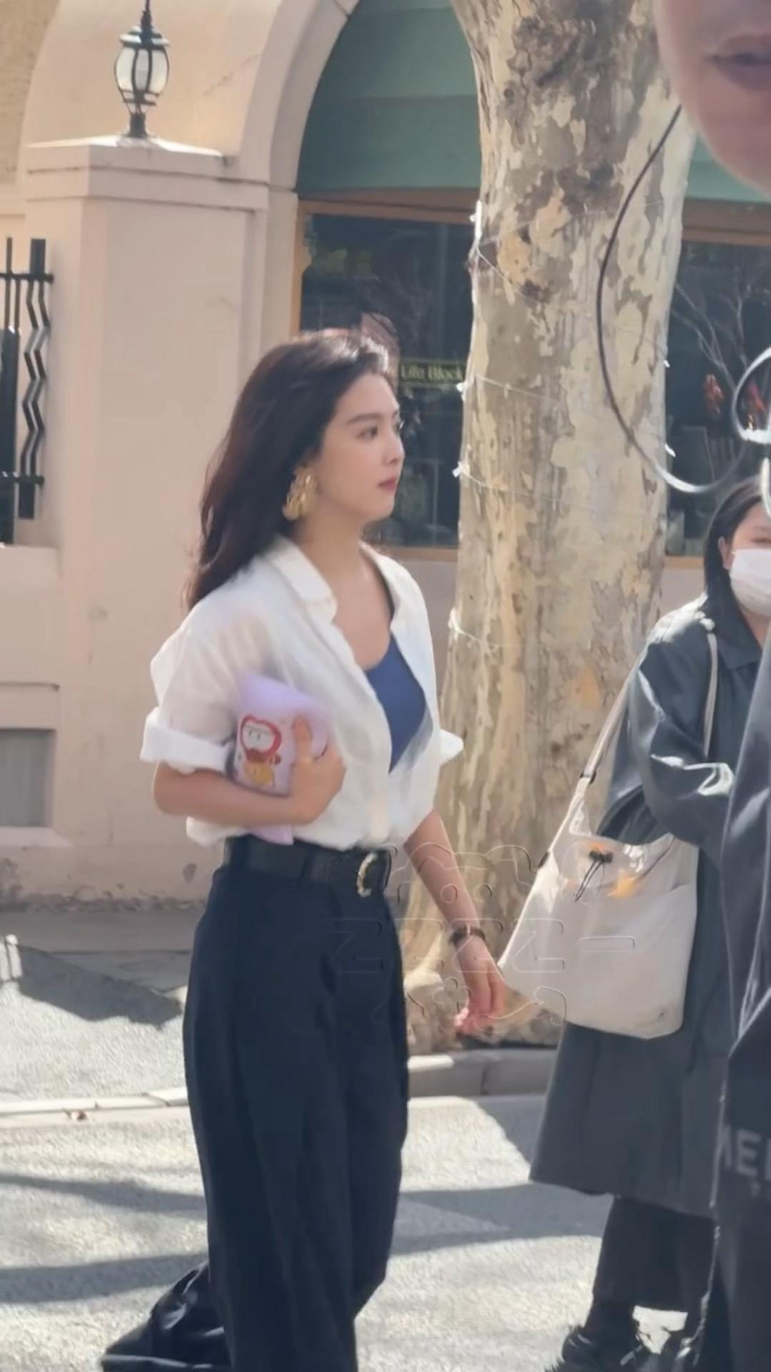 脚踩细高跟，慵懒的卷发，章若楠手里的热水袋都变成时尚单品了