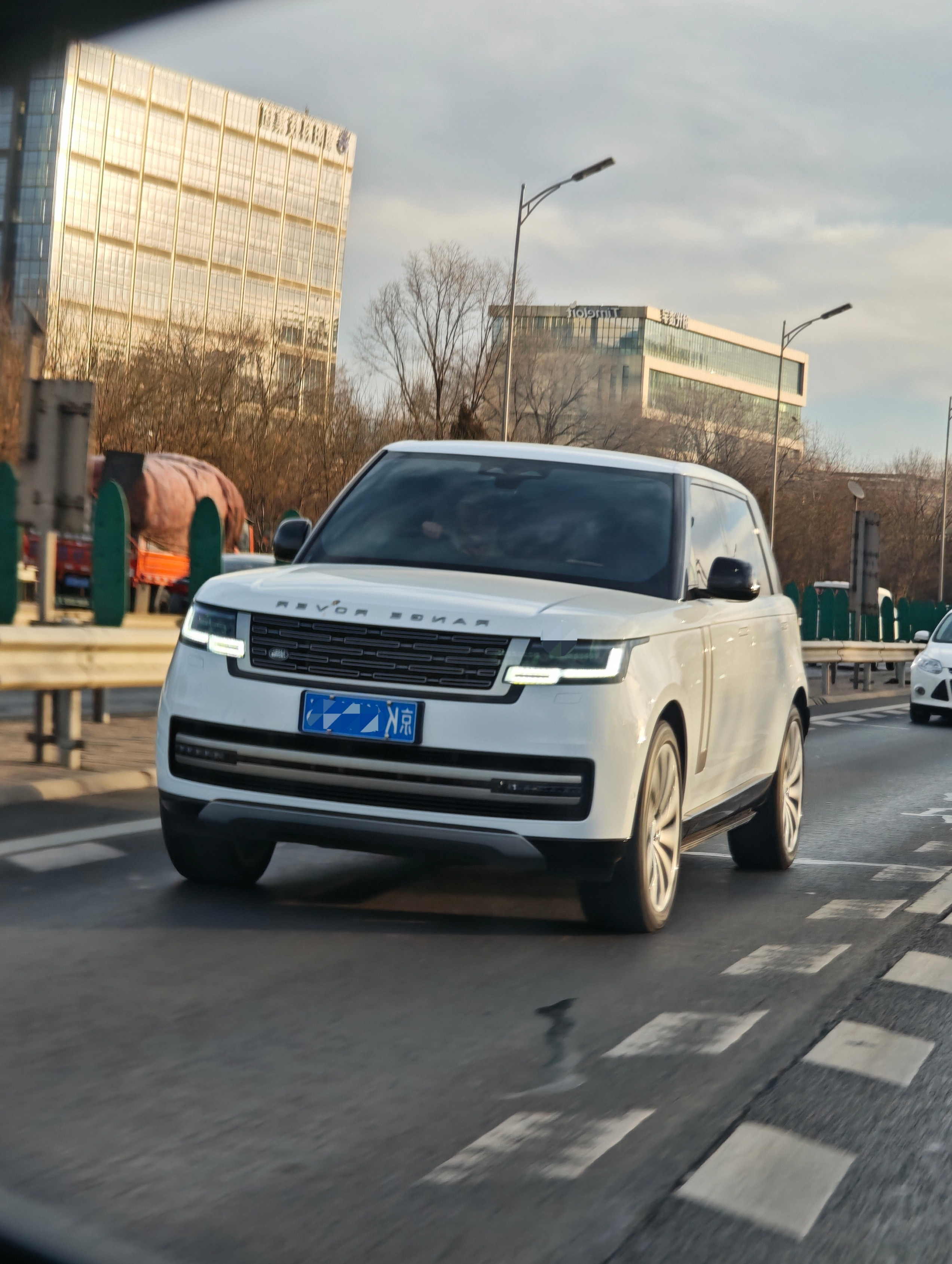 揽胜还是过于优越了相比黑色，白色的揽胜多了些儒雅的气质，纯平侧窗和悬浮式车顶的效