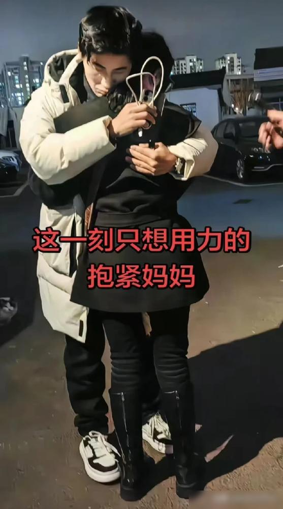 那个不敢露脸的亲妈，根本不是怕，是狠。她用一场精心设计的“密会”，把所有摄像