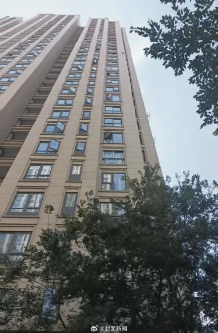 浙江嘉兴，那个从18楼坠下奇迹生还的女孩，跳楼的原因找到了！她和男友谈恋爱之后，