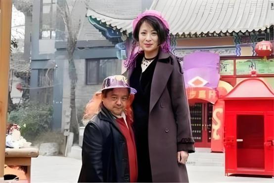 他曾出演过武大郎，身高只有1米28，却先后娶过4位高挑漂亮的妻子，陈三木1960