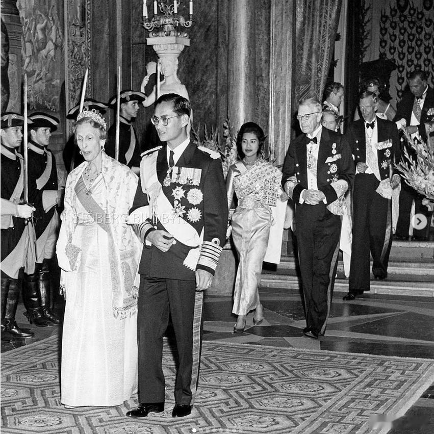 泰国王室🇹🇭1960年，拉玛九世国王和诗丽吉王后对瑞典进行国事访问。世界各
