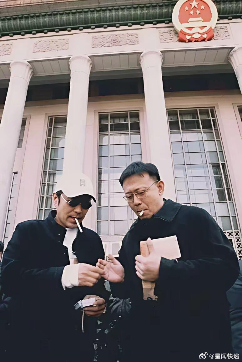 2004年，姜文与陈道明参加完政协会议后，并肩立于人民大会堂台阶上抽烟谈笑时留影